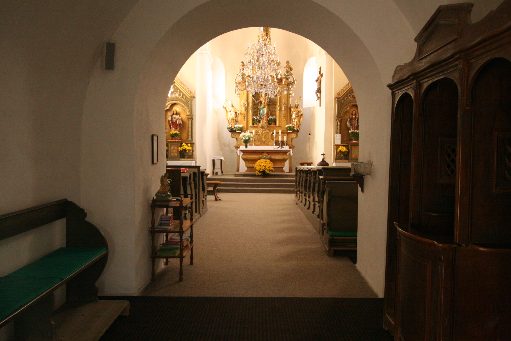   m)  Hrusice - kostel.
