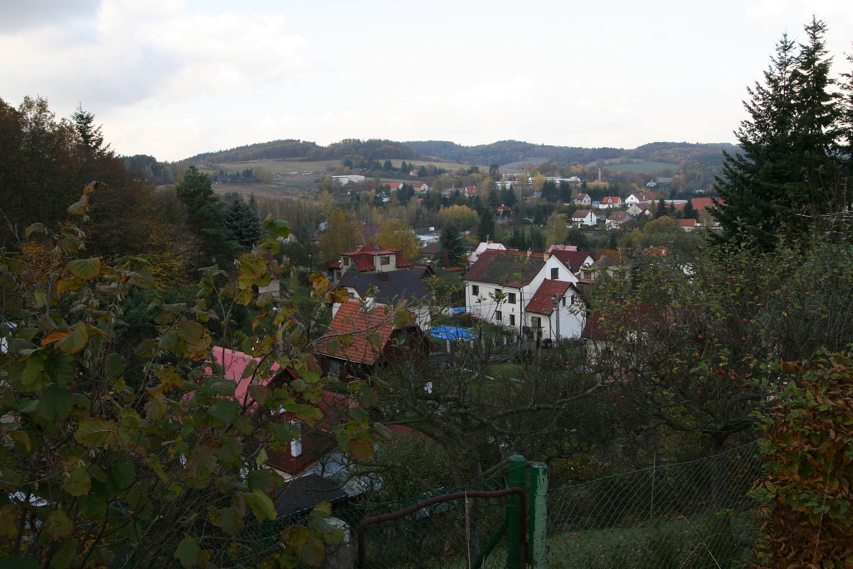   i)  Mirošovice cestou na hřbitov